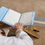 Tourist learning Emirati Arabic phrases in Dubai – local greetings, survival words, and cultural etiquette.